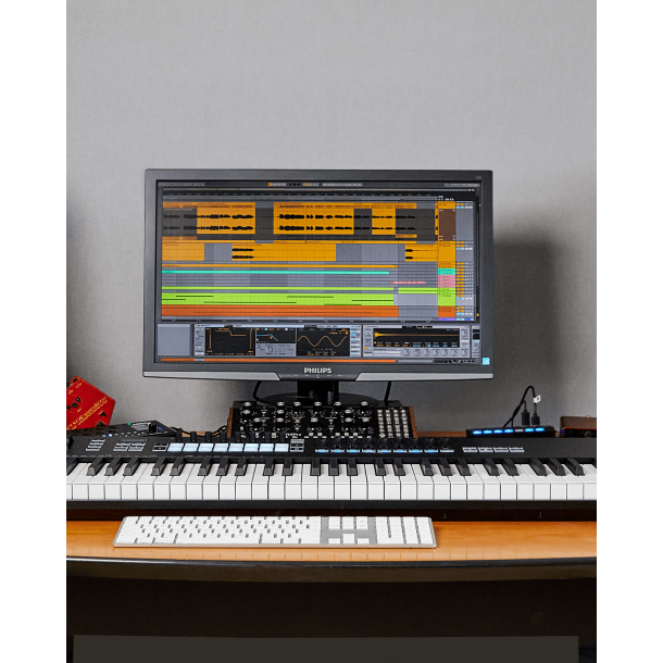 Novation LAUNCHKEY-88-MK3 88 keys, 16 pads